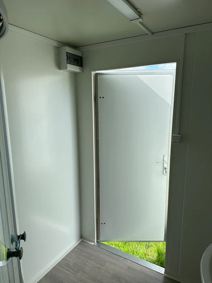 WC-Anhänger Damen/Herren mit Toilette und Dusche