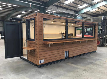Ein 20-Fuß-Schiffscontainer wurde in ein Café – eine Bar – eine Snackbar umgewandelt.