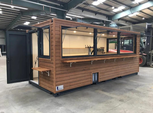 Ein 20-Fuß-Schiffscontainer wurde in ein Café – eine Bar – eine Snackbar umgewandelt.
