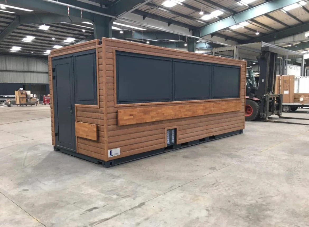Ein 20-Fuß-Schiffscontainer wurde in ein Café – eine Bar – eine Snackbar umgewandelt.