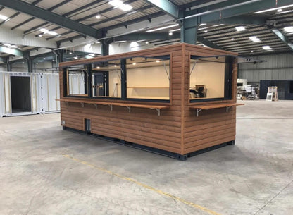 Ein 20-Fuß-Schiffscontainer wurde in ein Café – eine Bar – eine Snackbar umgewandelt.