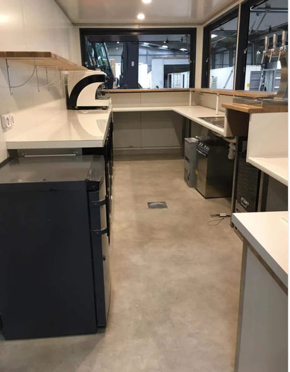 Ein 20-Fuß-Schiffscontainer wurde in ein Café – eine Bar – eine Snackbar umgewandelt.