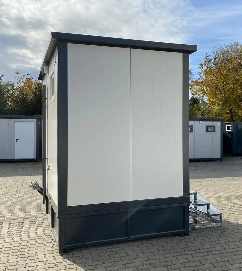 Doppelter sanitärcontainer mit weissem abfalltank