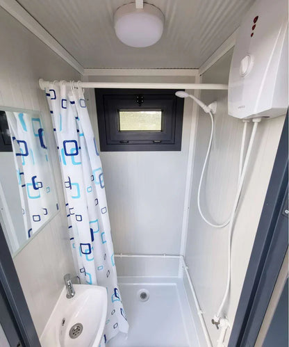 Sanitärcontainer mit Dusche, WC und Urinal