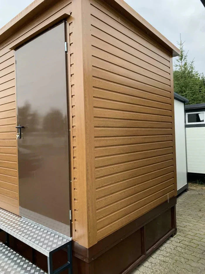 Doppelter sanitärcontainer mit abfalltank
