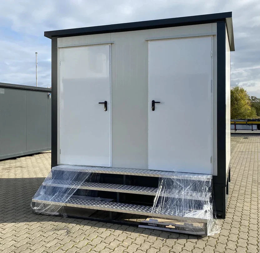 Doppelter sanitärcontainer mit weissem abfalltank
