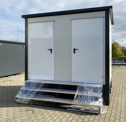 Doppelter sanitärcontainer mit weissem abfalltank