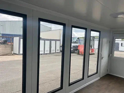 Mobiler Bürocontainer mit Panoramafenstern (Ref: C3301)