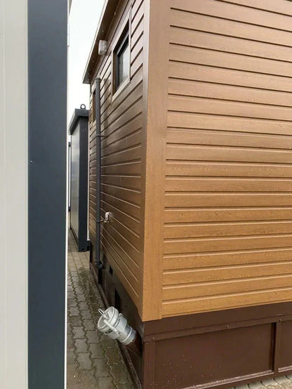 Doppelter sanitärcontainer mit abfalltank